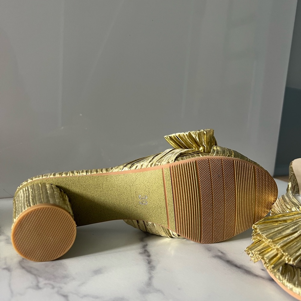 Women's Gold Bow Sandals - Picture 3 of 3